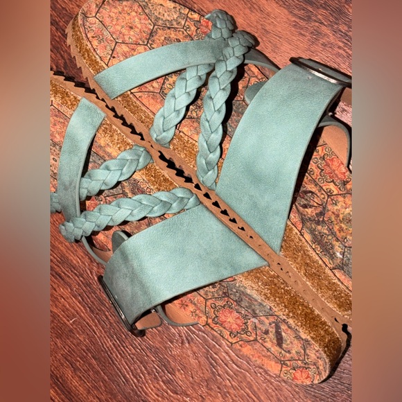 Sandals - Picture 7 of 10